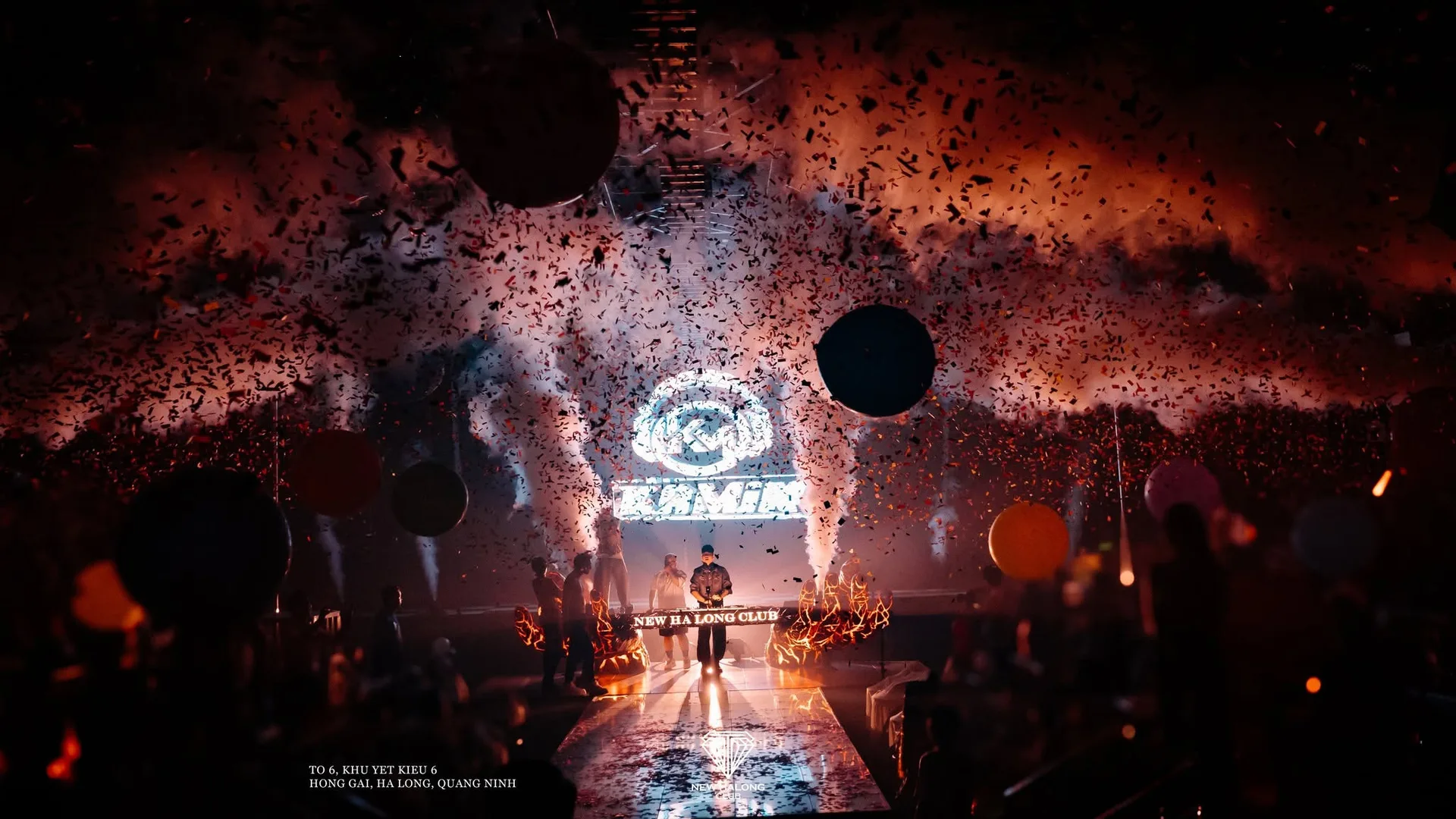 New Hạ Long Club — Cột lửa & mưa giấy